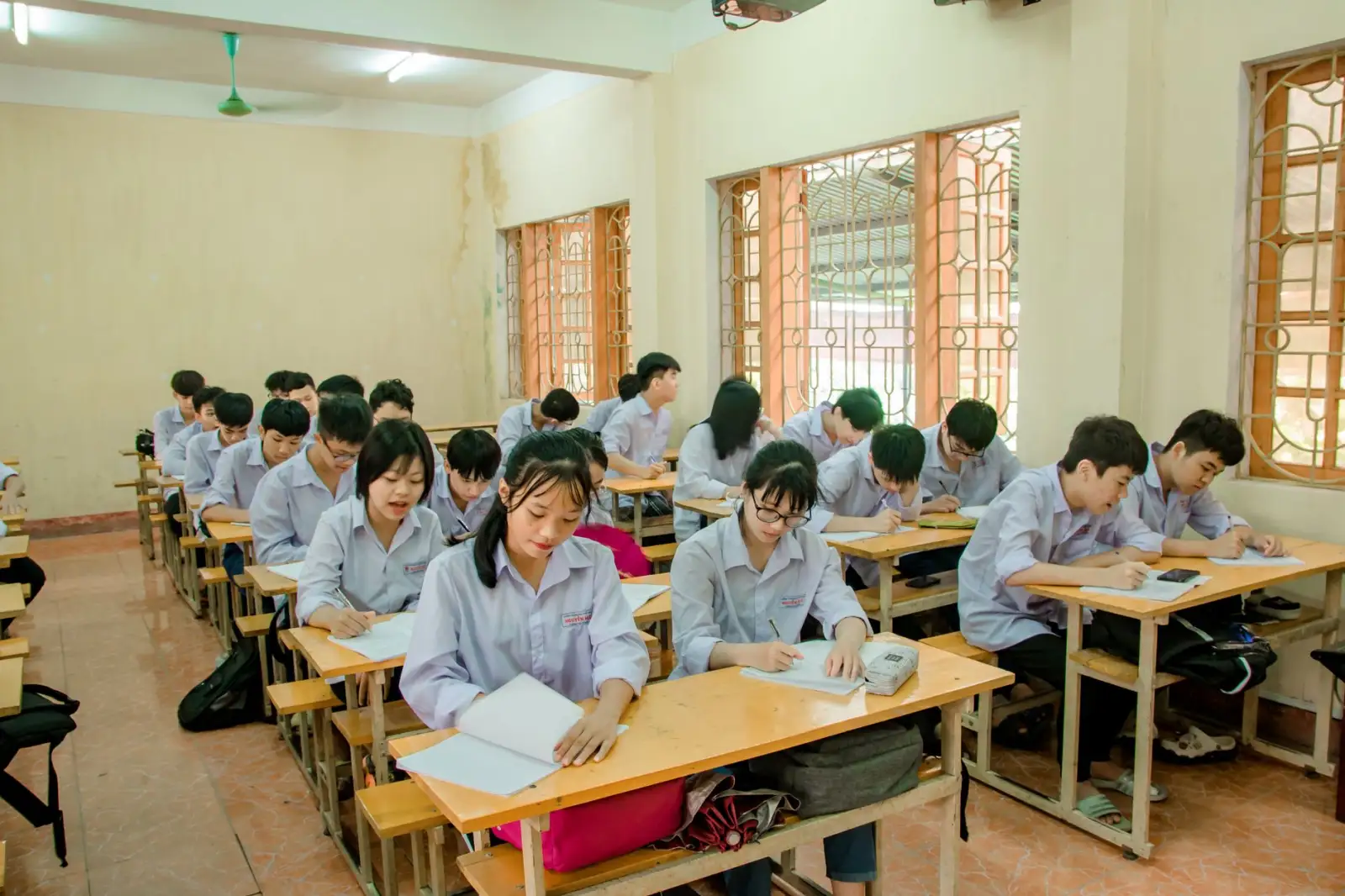 成都幼儿园双语教学实践：妈妈爱幼儿园艺术启蒙课程设计解析