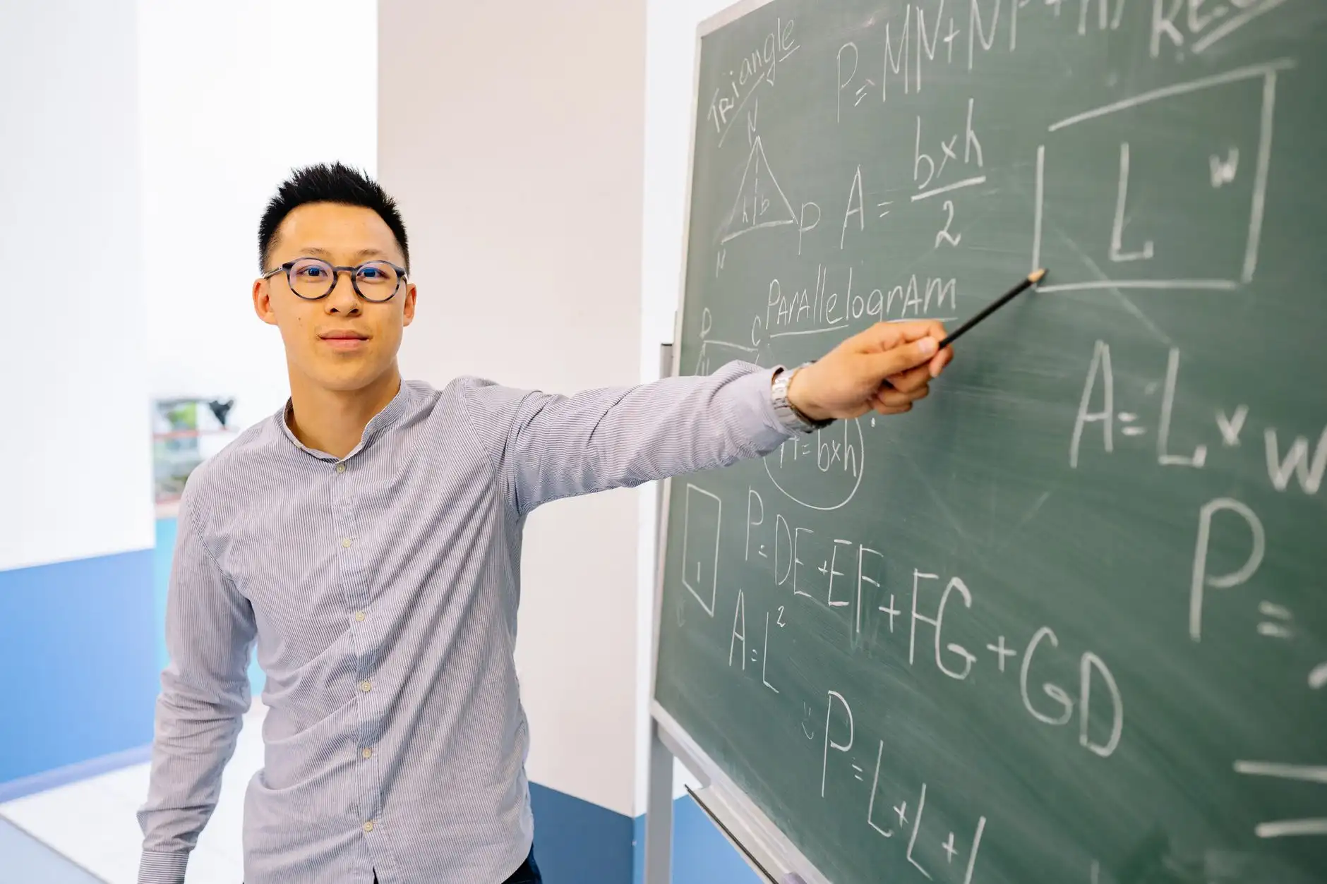 2025年成都幼儿教育新规解读：双语教学与艺术启蒙课程发展趋势